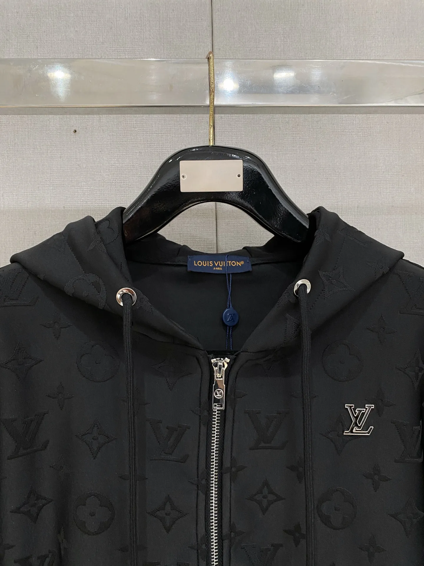 🅿️720 LV hot-selling suit is coming. Focus on the original version of the official website. 2025 new hot-selling cardigan suit. The original order is the best. 🇭🇰The meticulous work of top designers. It has a fitting and perfect upper body effect. All-natural high-quality Tencel Roman cotton 100%, close-fitting comfort, noble and elegant! Original hardware embodies elegance and nobility! Counter size: M-3XL (maximum wear up to 190 pounds)